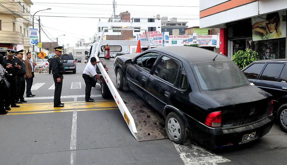 Policía traslada automóviles varados en comisarías de Lima a depósito. (Difusión)