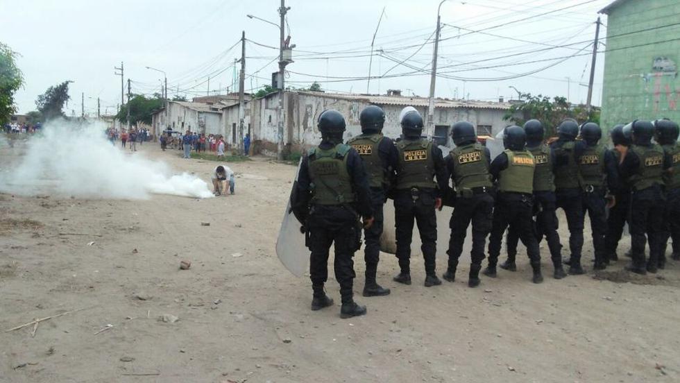 Los enfrentamientos entre la Policía y los obreros de la agroindustrial Tumán no cesan. (PNP)