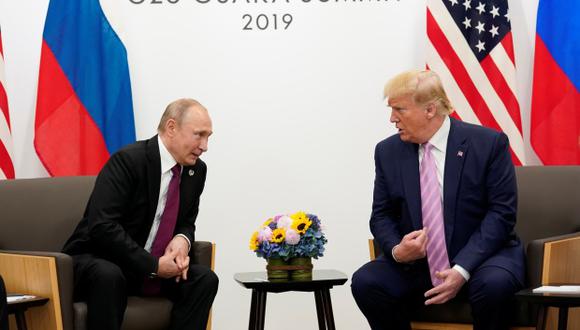 Putin y Trump hablaron durante una reunión bilateral en la cumbre de líderes del G20 minutos antes de sostener su primera reunión formal cara a cara desde una polémica cumbre realizada en Helsinki en julio. (Foto: Reuters)