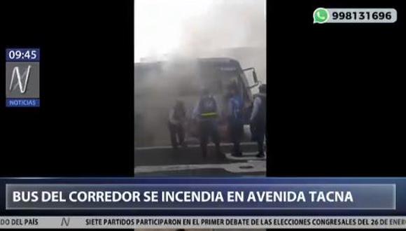 Bus del Corredor Azul se incendió en la avenida Tacna. (Captura/Canal N)