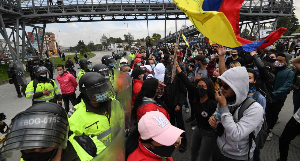 Manifestantes chocan con la policía durante una manifestación contra la reforma tributaria propuesta por el presidente colombiano Iván Duque, en Bogotá, el 28 de abril de 2021. (JUAN BARRETO / AFP).