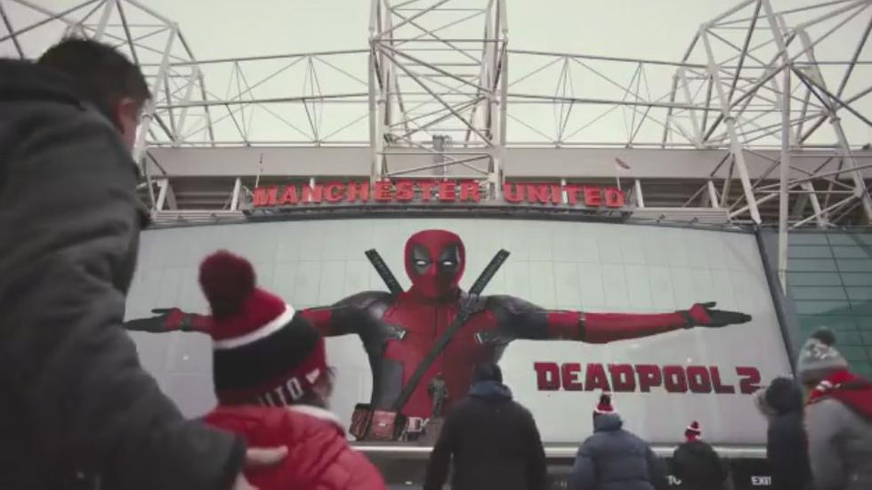 Tanto hinchas como jugadores, hace evidente su confusión al notar la presencia de una gran cantidad artículos coleccionables de 'Deadpool 2', producción que estrena este 17 de mayo. (Manchester United)
