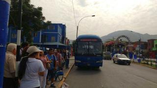 Corredor Azul: Largas colas por menor cantidad de buses [Fotos]