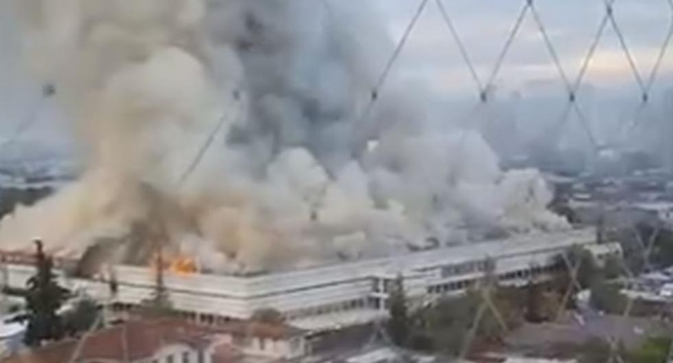 Imagen del incendio que afecta este sábado las dependencias del  Hospital San Borja Arriarán en Santiago de Chile, Chile. (Captura de video/Twitter).