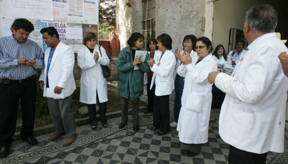 EN ESPERA. Médicos piden a las autoridades que reflexionen. (Heiner Aparicio)