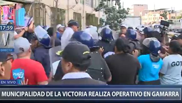 Al lugar llegaron los agentes de la Policía Nacional del Perú (PNP), quienes han detenido a varias personas, aparentemente, responsables de la agresión hacia el personal de la Municipalidad de La Victoria. (Foto: Captura Canal N)