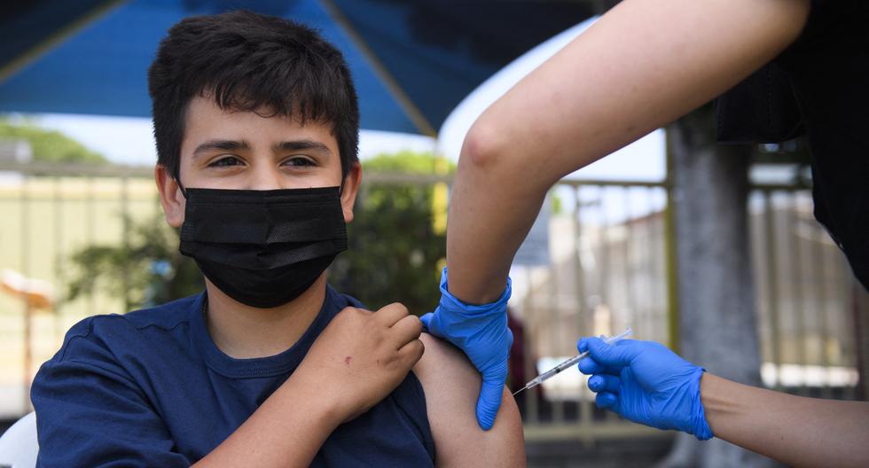 Un adolescente recibe la vacuna contra el COVID-19 en Los Ángeles, California. (Foto: Patrick T. FALLON / AFP)