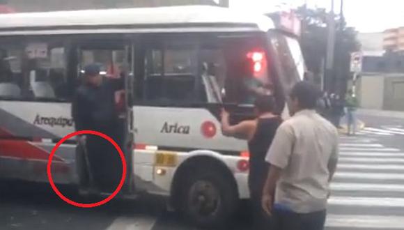 Chofer de Orión fue captado amenazando con un fierro a conductor de otro bus. (Facebook)