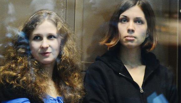 Pussy Riot: Nadeshda Tolokonnikova y Maria Aliojina tienen hijos pequeños y por eso saldrían pronto. (AFP)