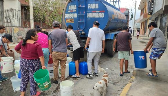 DESESPERADOS. Familias han recolectado agua desde cisternas, acequias y hasta de piletas. (Foto: Sedapar)