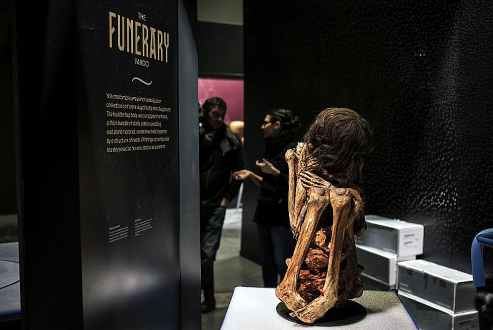 La momia de una mujer de 50 años, encontrada en posición fetal en una antigua tumba de Pachacámac, será exhibida en Francia. (AFP)