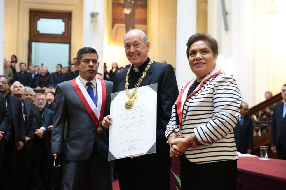 El cardenal Juan Luis Cipriani recibió la distinción de parte del presidente del Congreso, Luis Galarreta. (Congreso)