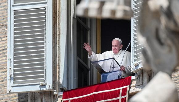 El Papa Francisco saluda desde una ventana del palacio apostólico con vista a la Plaza de San Pedro, en el Vaticano, este 9 de mayo de 2021 durante la oración semanal del Ángelus seguida de la recitación del Regina Coeli. (Vincenzo PINTO / AFP).