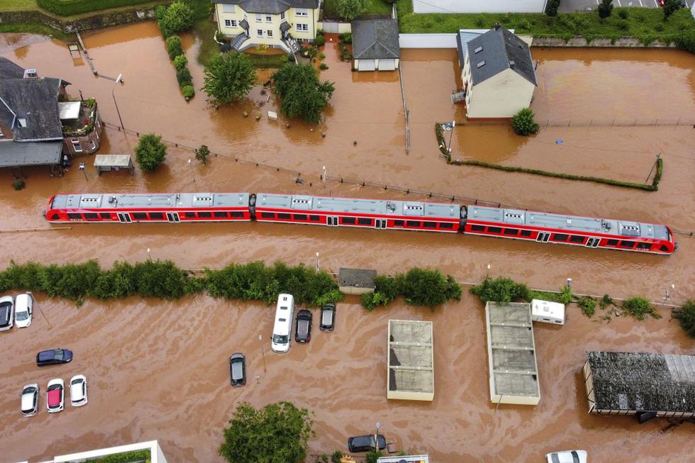 Un tren regional se encuentra en las aguas de la inundación en la estación local en Kordel, Alemania, el jueves 15 de julio de 2021. (Sebastian Schmitt/DPA/AP).