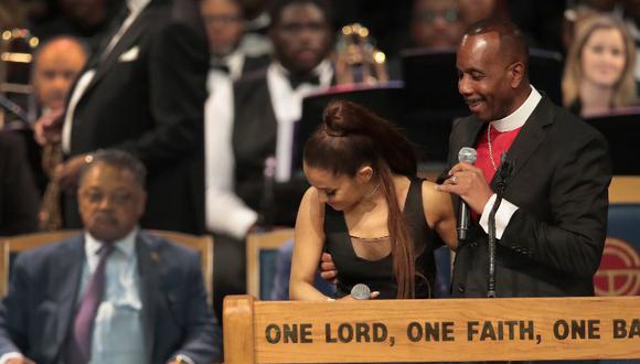 Obispo que tocó indebidamente a Ariana Grande durante funeral de Aretha Franklin se disculpa | Foto: Getty Images