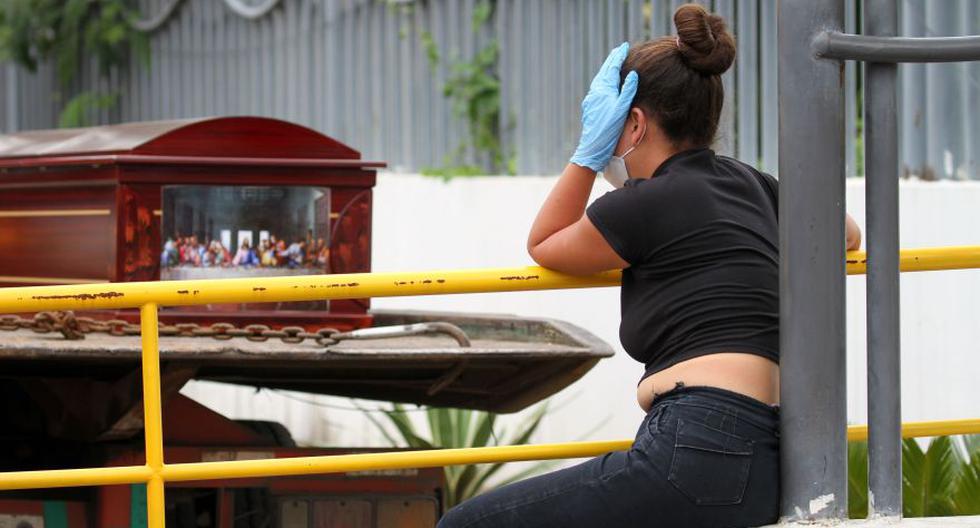 Imagen referencial. Una mujer que usa una máscara facial y guantes llora mientras espera el cadáver de un pariente afuera de un hospital en Guayaquil, Ecuador. (AFP / Enrique Ortiz).