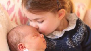 Familia real británica difunde fotos del príncipe recién nacido Luis