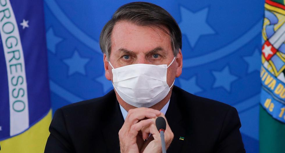 El presidente de Brasil, Jair Bolsonaro, hace gestos en medio de una conferencia de prensa sobre la pandemia de coronavirus en el Palacio de Planalto, Brasilia. Imagen del 18 de marzo de 2020. (AFP / Sergio LIMA).