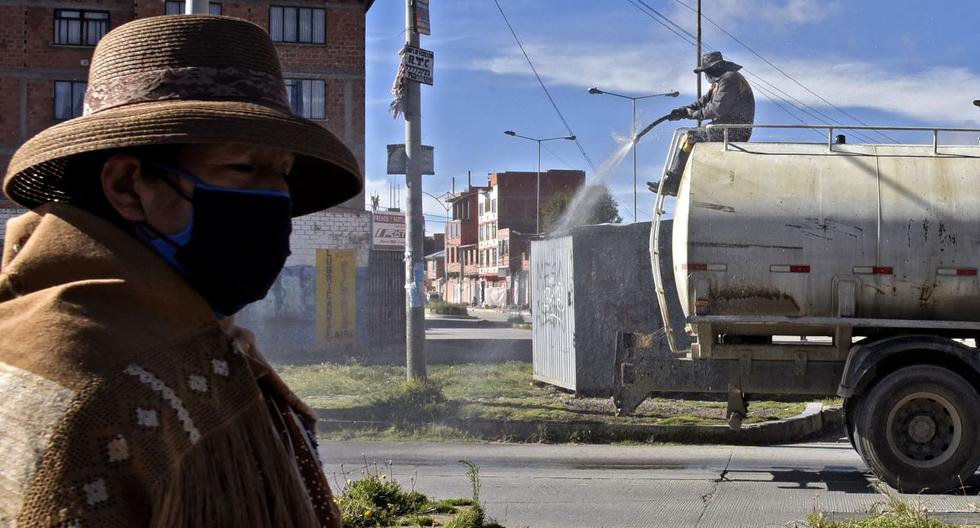 Aíslan en Bolivia población donde se enterró sin seguridad a víctima de coronavirus. (AFP/AIZAR RALDES).