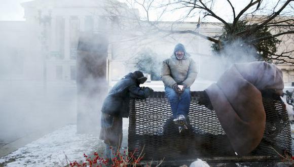 Personas sin hogar buscan calor frente al Capitolio, en Washington DC. (Reuters)