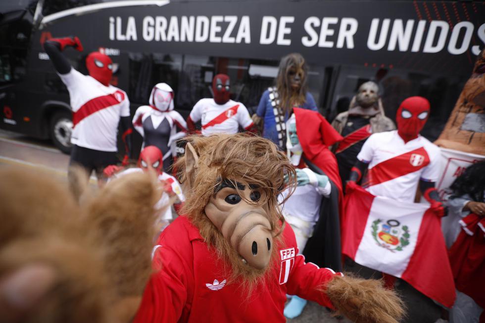 Hinchas fueron disfrazados al hotel de concentración de la selección peruana. (Fotos: José Rojas Bashe/ @photo.gec)