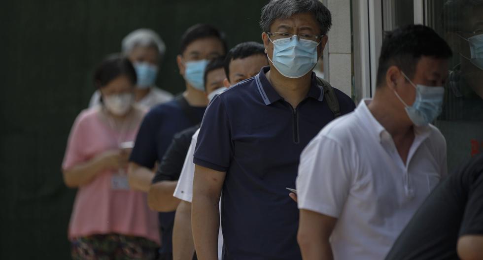 Imagen referencial. Las personas con máscaras faciales se alinean para pruebas de coronavirus en un hospital de China, el el 14 de julio de 2020. (EFE/EPA/WU HONG).