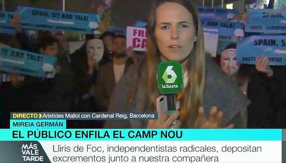 Cataluña: Manifestantes rodean a reportera con excremento de burro | VIDEO. (AFP)
