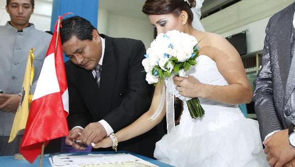 Al instante de firmar el acta civil, los esposos se convierten en socios. (USI)