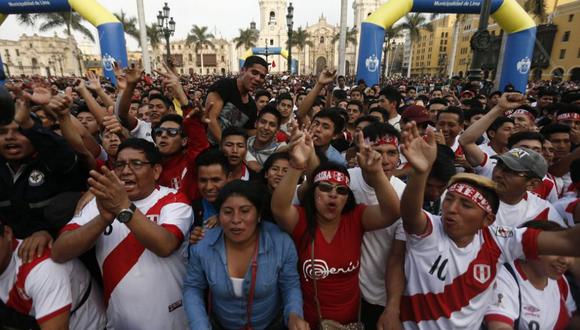 Hinchas peruanos apostados en el Centro de Lima para vivir crucial partido. (Foto: Renzo Salazar)