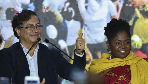 El candidato presidencial colombiano por la coalición Pacto Histórico, Gustavo Petro (L) y su compañera de fórmula Francia Márquez (R), celebran en la sede del partido, en Bogotá, el 29 de mayo de 2022. (Foto por YURI CORTEZ / AFP)