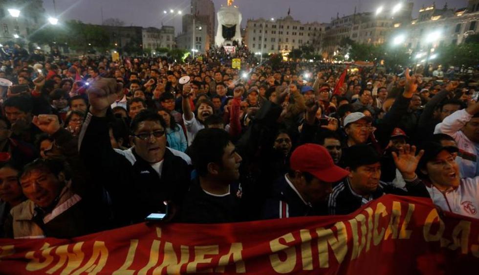 Cientos de profesores se congregaron en la plaza San Martín. (Cesar Campos)