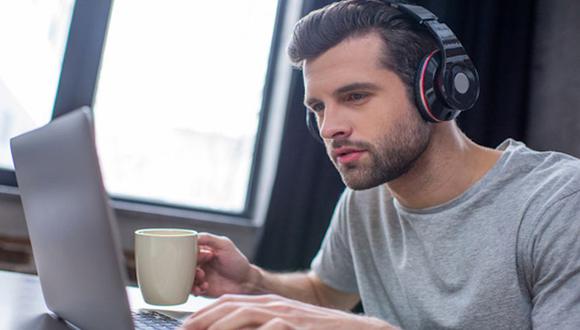 De acuerdo con un estudio, 9 de cada 10 trabajadores se desempeñan mejor cuando escuchan música. (Foto: Shutterstock)