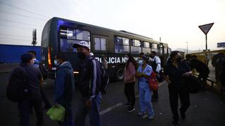 “Recién me entero, y me estoy regresando a mi casa”: personas no encuentran movilidad por el toque de queda en Lima y Callao