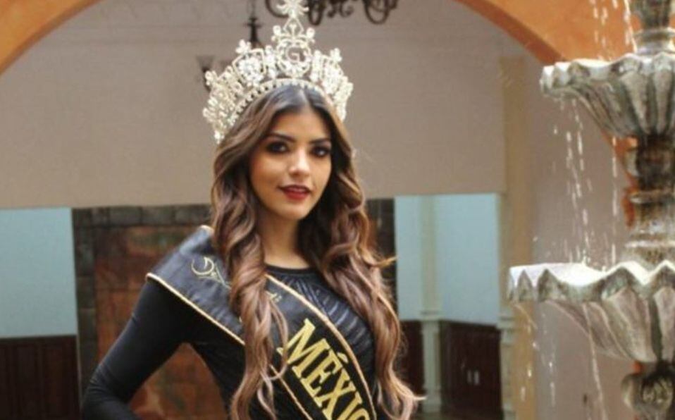 Hubo un escándalo en Miss Global 2019-2010, y Palmira se mandó hacer una corona igual como si hubiera ganado (Foto: Twitter)