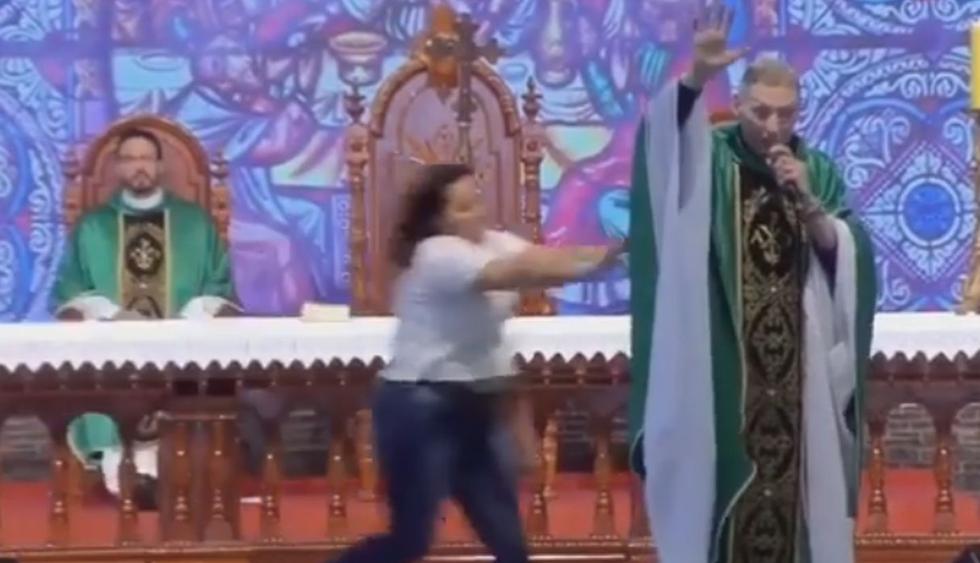 Famoso sacerdote de Brasil es agredido por una mujer en plena misa. (Foto: Captura)