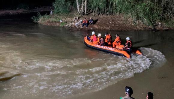 Los rescatistas que buscan víctimas de ahogamiento en un río en Ciamis, Java Occidental, Indonesia. (EFE)
