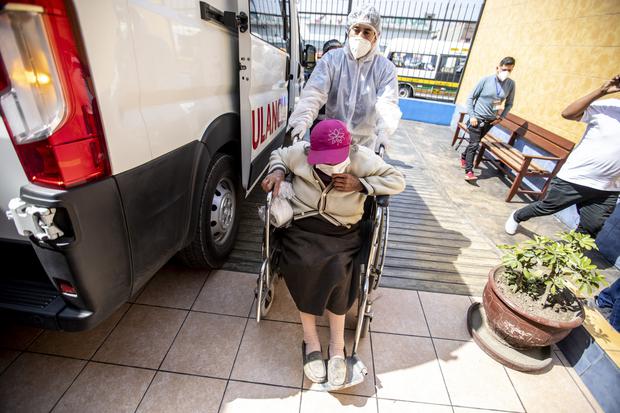 Aurelia Castillo fue trasladada al albergue temporal Hogar de Paso. El personal de Volver a Casa también buscará a sus familiares. (Foto: Municipalidad de Lima)