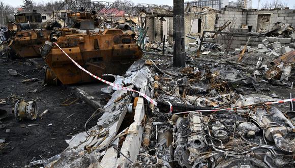 Los escombros de vehículos blindados destruidos se ven en una calle de la ciudad de Bucha, en las afueras de la capital ucraniana, Kiev, el 5 de abril de 2022. (Genya SAVILOV / AFP).