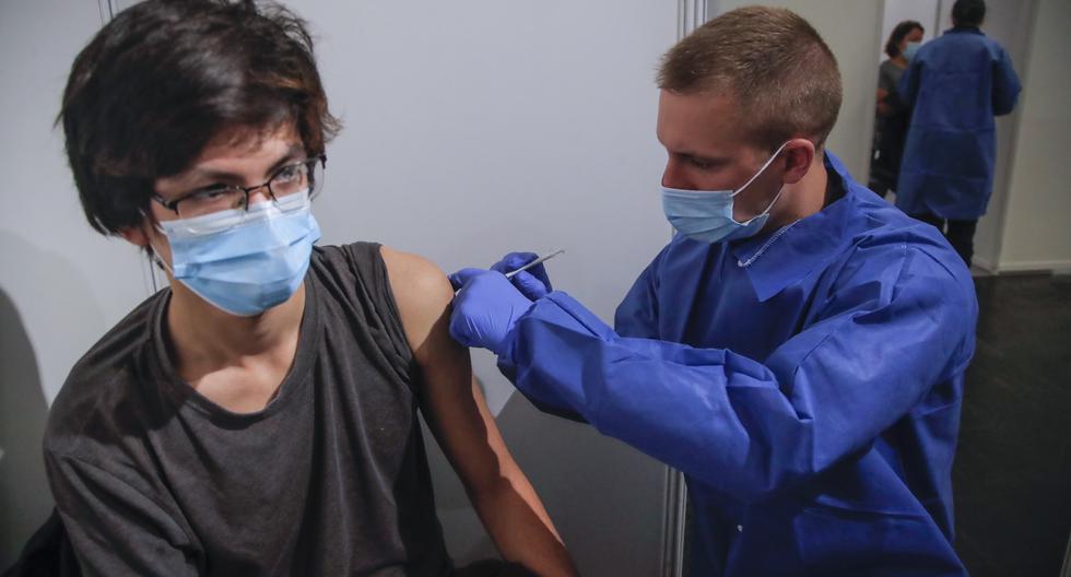Este joven parisino recibe la vacuna de Pfizer contra el coronavirus en un nuevo centro de vacunación en la capital francesa. (AP Photo/Michel Euler)