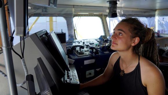 La capitana del barco de la ONG alemana Sea Watch, Carola Rackete, posa a bordo de la nave el pasado 25 de junio. (Foto: EFE)