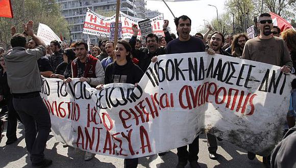 Los griegos protestan por las estrictas medidas de austeridad en el país. (Reuters)