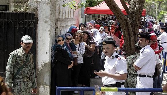 Votantes hacen cola en un local electoral en el Cairo. (AP)