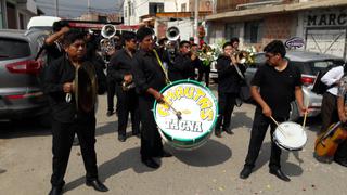 A ritmo de tunantadas despiden a padre e hijo sepultados por huaico en Tacna [VIDEO Y FOTOS]