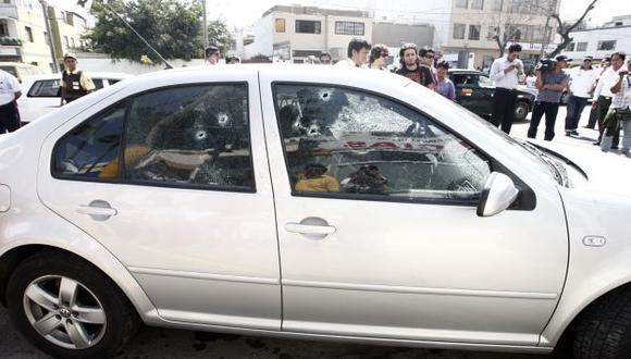 INFERNAL. Criminales desataron una ráfaga de balas contra el auto en el que iban los extranjeros. (Nancy Dueñas)