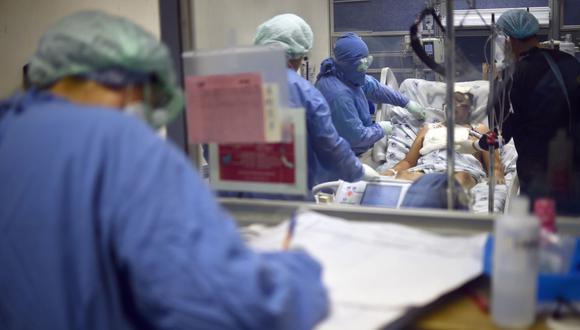 Los médicos y un terapeuta respiratorio ayudan a un paciente con COVID-19 en el Hospital Juárez de México. (AFP/RODRIGO ARANGUA).