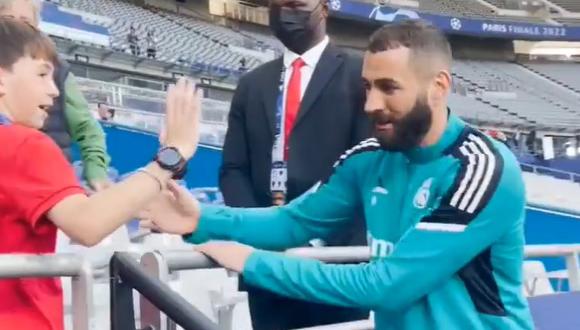 Karim Benzema saludó a pequeños hinchas del Real Madrid que lo ovacionaron. (Foto: Captura)