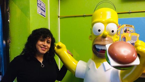 Mónica Cubillas, la emprendedora del Restobar, junto a Homero en la entrada de Moe's. (Foto:Moe's RestoBar)