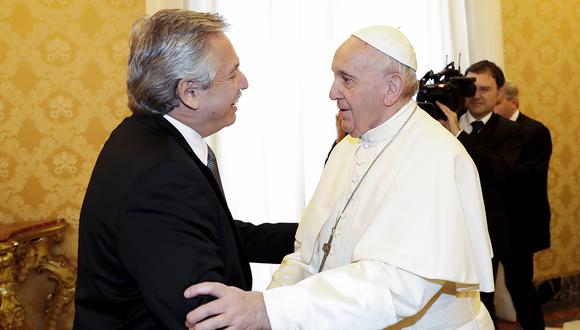 El papa Francisco saluda al presidente de Argentina, Alberto Fernández, durante una audiencia privada en el Vaticano. (Foto: AFP)