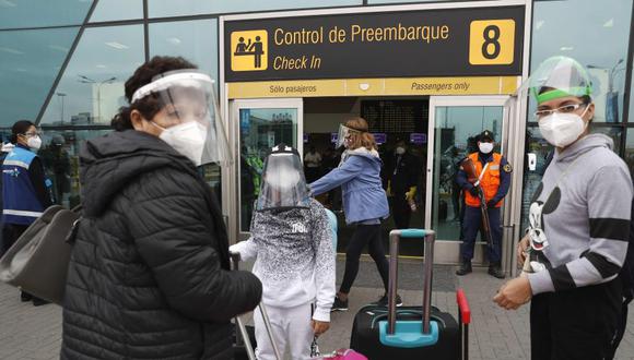 Gobierno dispone nuevas medidas en aeropuertos del país para mitigar el avance de la pandemia en plena segunda ola por COVID-19. Foto: EFE/ Paolo Aguilar