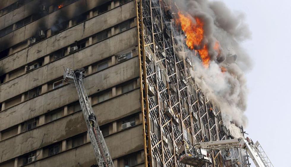 Decenas de bomberos murieron tras el derrumbe de un edificio en Teherán. (EFE)